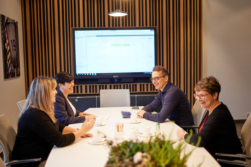 Kanzlei Büro Zwickau Meetingraum mit Mitarbeitenden