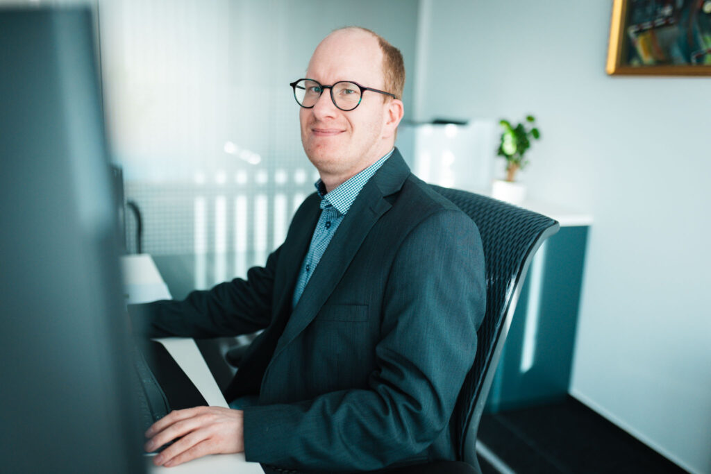 Herr Matti Pitschke im Büro Chemnitz