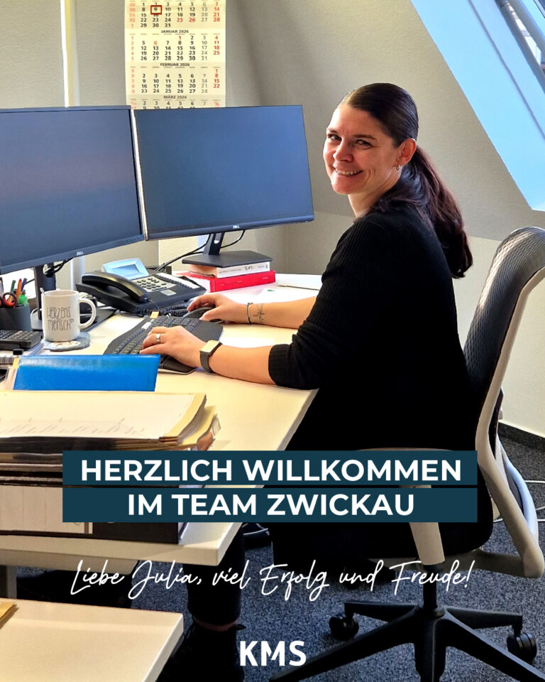 Neue Mitarbeiterin Julia Ebert im Büro