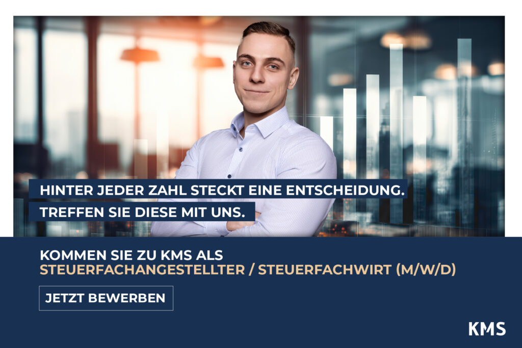 Stellenanzeige der KMS für Steuerfachangestellte oder Steuerfachwirte. Das obere Bilddrittel zeigt einen lächelnden Mann in einem hellblauen Hemd mit verschränkten Armen vor einer unscharfen Büro-Silhouette und eingeblendeten Balkendiagrammen. Über das Bild sind dunkelblaue Textbalken gelegt mit dem Slogan: „HINTER JEDER ZAHL STECKT EINE ENTSCHEIDUNG. TREFFEN SIE DIESE MIT UNS.“