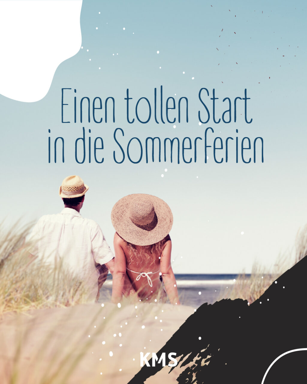 Ein Paar von hinten betrachtet sitzt in den Dünen am Strand und blickt auf das Meer. Über ihnen steht der Text „Einen tollen Start in die Sommerferien“ vor einem hellblauen Himmel. Im Vordergrund sind Dünengras und grafische Designelemente zu sehen.