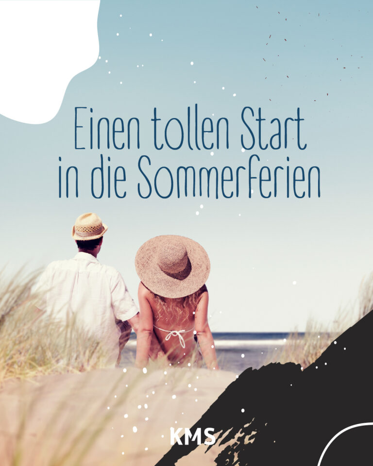 Ein Paar von hinten betrachtet sitzt in den Dünen am Strand und blickt auf das Meer. Über ihnen steht der Text „Einen tollen Start in die Sommerferien“ vor einem hellblauen Himmel. Im Vordergrund sind Dünengras und grafische Designelemente zu sehen.