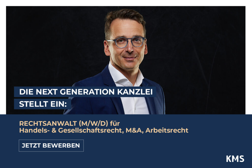 Stellenanzeige der KMS Kanzlei: „Die Next Generation Kanzlei stellt ein: Rechtsanwalt (m/w/d) für Handels- & Gesellschaftsrecht, M&A, Arbeitsrecht“ mit dem Button „Jetzt bewerben“. Im Hintergrund ist ein lächelnder Mann im blauen Anzug mit Brille vor einem dunklen Hintergrund zu sehen.