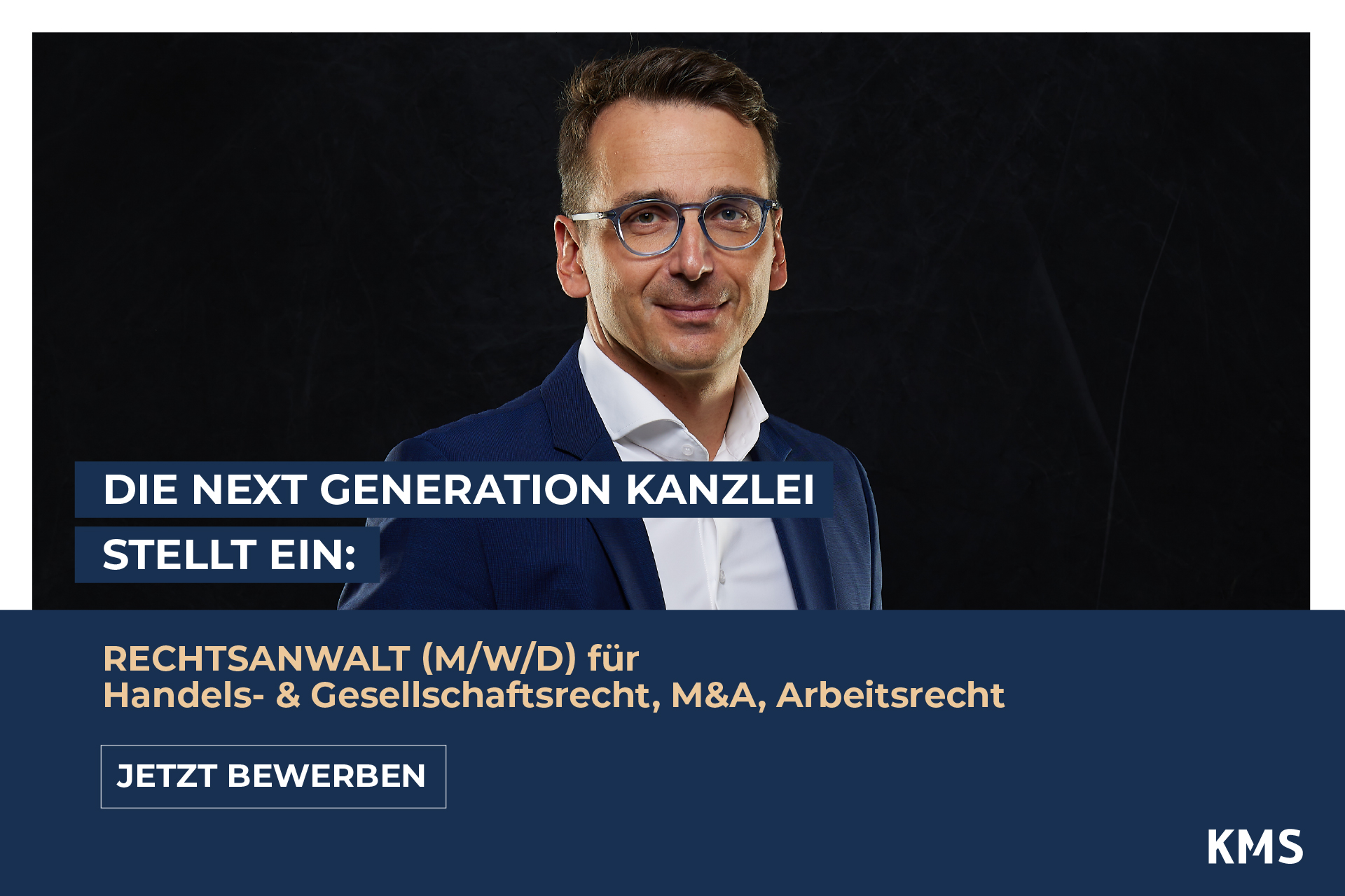 Stellenanzeige der KMS Kanzlei: „Die Next Generation Kanzlei stellt ein: Rechtsanwalt (m/w/d) für Handels- & Gesellschaftsrecht, M&A, Arbeitsrecht“ mit dem Button „Jetzt bewerben“. Im Hintergrund ist ein lächelnder Mann im blauen Anzug mit Brille vor einem dunklen Hintergrund zu sehen.