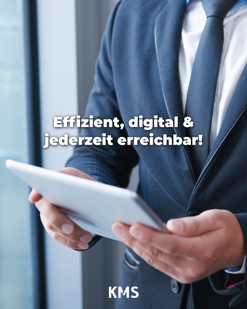 Digitale Kanzlei KMS: Geschäftsmann mit Tablet – Effizient, digital & jederzeit erreichbar