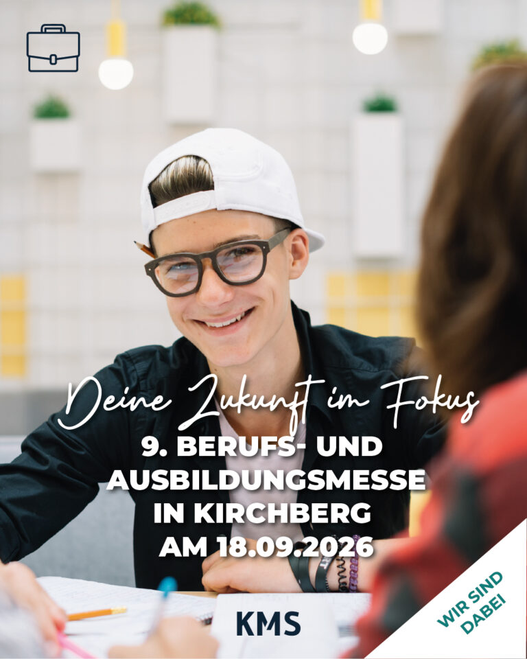 Flyer der KMS zur 9. Berufs- und Ausbildungsmesse in Kirchberg am 18. September 2026 mit dem Slogan Deine Zukunft im Fokus und der Aufschrift Wir sind dabei.